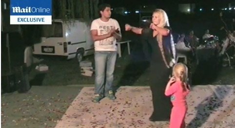 Νέο βίντεο με τη «Μαρία» να χορεύει σε γλέντι του καταυλισμού