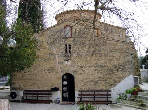 Εδεσαν νεαρή σε κυπαρίσσι μέσα σε νεκροταφείο