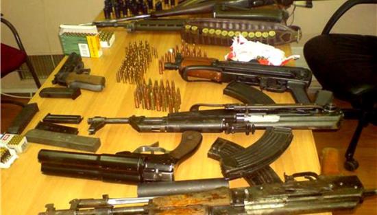 Δύο άτομα με ολόκληρο οπλοστάσιο συνέλαβε η Ασφάλεια στην Πάτρα