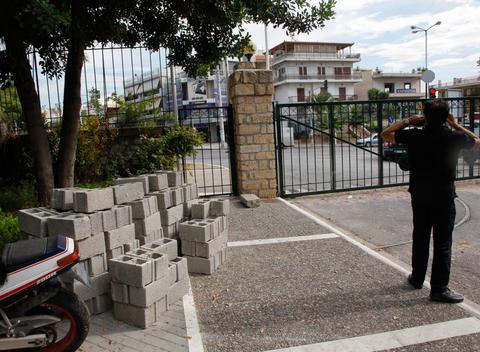 Εχτισαν συμβολικά την είσοδο του Δρομοκαϊτειου