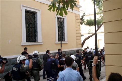 Επίθεση με μαχαίρι δέχθηκε δικαστική υπάλληλος στην Ευελπίδων