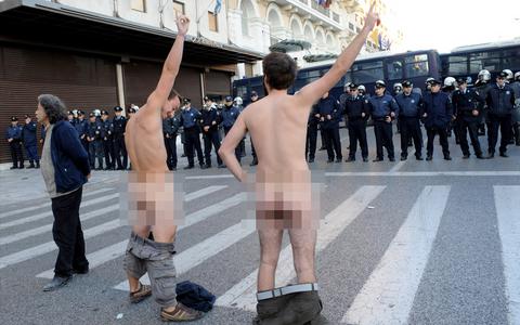 Γυμνή διαμαρτυρία στο Σύνταγμα και 99 προσαγωγές
