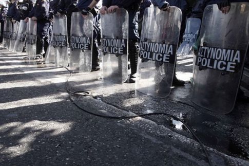 Ένταση και δακρυγόνα έξω από τα δικαστήρια στην Ευελπίδων