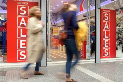 Ανοιχτά την Κυριακή τα καταστήματα λόγω των ενδιάμεσων εκπτώσεων