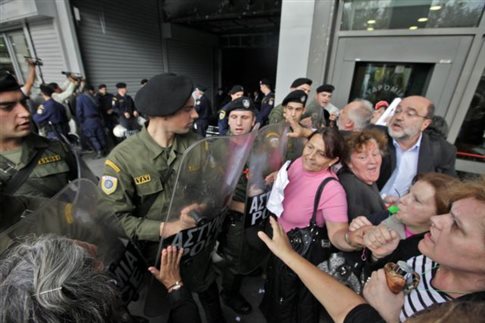 Μικροένταση έξω από το ΥΠΟΙΚ και ατύχημα με μοτοσικλετιστή