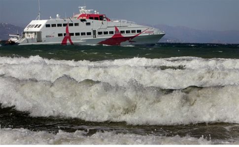Προβλήματα στα πλοία λόγω των ανέμων, πεσμένα δέντρα στην Αττική
