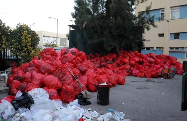 Επιχείρηση απομάκρυνσης μεγάλης ποσότητας συσσωρευμένων ιατρικών αποβλήτων από προαύλιο χώρο νοσοκομείου