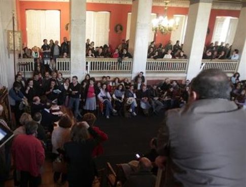 Ένταση έξω από κτίριο του ΕΚΠΑ εν όψει συνέλευσης απεργών διοικητικών