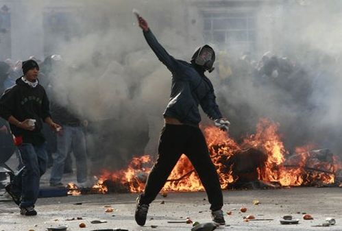 Economist: Πολύ υψηλός κίνδυνος κοινωνικών ταραχών στην Ελλάδα το 2014