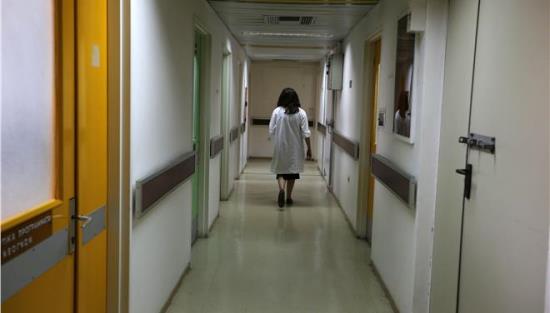 Οι εργαζόμενοι κλείνουν το ταμείο στο «Γ.Γεννηματάς» αντιδρώντας στα 25 ευρώ
