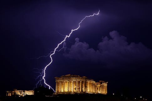 Προβλήματα από τη νυχτερινή καταιγίδα, νέα επιδείνωση το απόγευμα