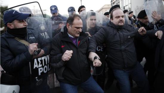 Ενταση και χημικά στα Προπύλαια στη συγκέντρωση του ΑΝΤΑΡΣΥΑ