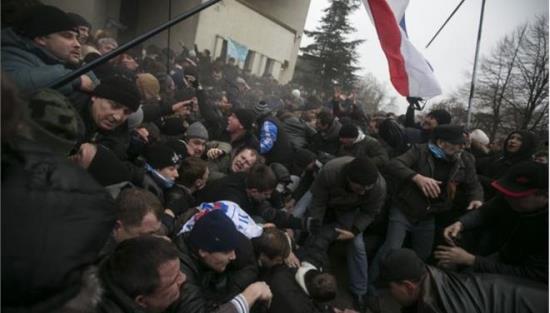 Συναγερμός στην Κριμαία: Ενοπλοι κατέλαβαν την τοπική Βουλή - ύψωσαν τη ρωσική σημαία