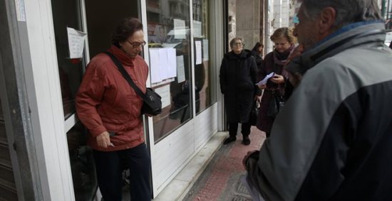 Τεράστιες ουρές και ταλαιπωρία στα λιγοστά φαρμακεία της Αττικής