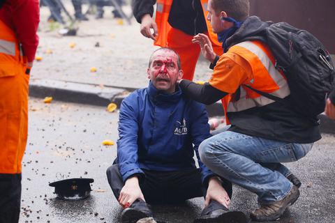 Ταραχές στις Βρυξέλλες: Αστυνομικός τραυματίζεται από πέτρα στο κεφάλι