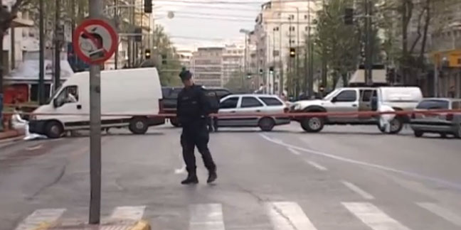Ισχυρή έκρηξη παγιδευμένου αυτοκινήτου έξω από την Τράπεζα της Ελλάδος