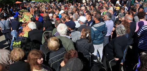 Ουρές και εντάσεις για λίγα δωρεάν φρούτα και λαχανικά