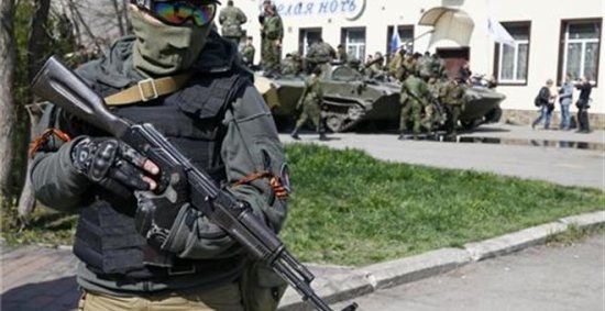 Άρματα με ρωσικές σημαίες στην Ουκρανία, ενισχύσεις στην ανατολική Ευρώπη στέλνει το NATO