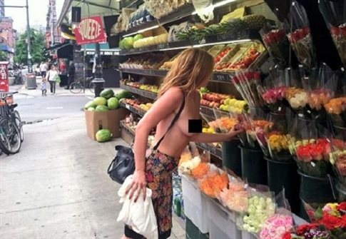 Γυμνόστηθη διαμαρτυρία κατά του Instagram από την κόρη της Ντέμι Μουρ