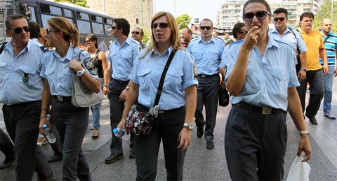 Ακυρες οι μειώσεις στους ένστολους