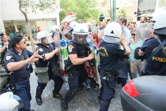 Τέσσερις τραυματίες στα επεισόδια μεταξύ ΜΑΤ και καθαριστριών στο υπουργείο Οικονομικών