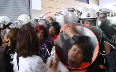 Tο... μακρύ χέρι του «οργάνου»: Ανδρας των ΜΑΤ χτυπά στα κρυφά καθαρίστρια