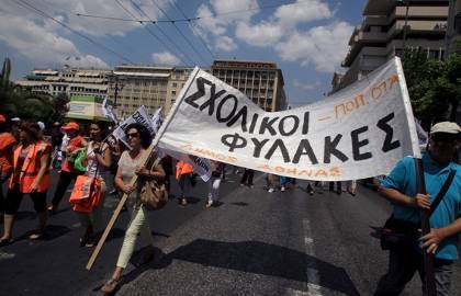 Τα ΜΑΤ έδιωξαν τους σχολικούς φύλακες