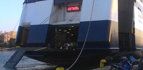 Βγήκαν στο λιμάνι του Πειραιά εκατοντάδες λόγω απειλής βόμβας