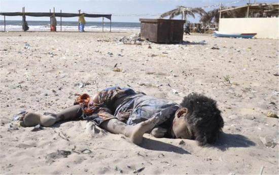Εικόνες σοκ! Ισραηλινή οβίδα σκοτώνει τέσσερα παιδιά που έπαιζαν μπάλα σε παραλία της Γάζας