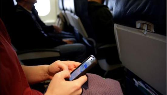 ΗΠΑ: Δεν θα επιτρέπονται στο αεροπλάνο κινητά ή λάπτοπ που δεν είναι φορτισμένα