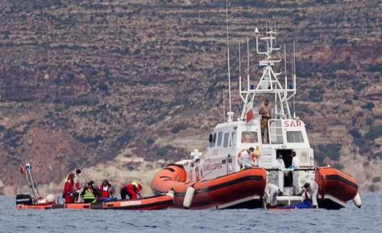 Δύο νεκροί μετανάστες εντοπίστηκαν ανοικτά της Σάμου - 13 διασώθηκαν