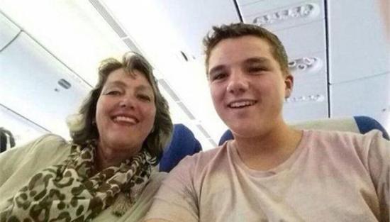 Selfie μητέρας και γιου λίγο πριν την απογείωση της μοιραίας πτήσης MH17