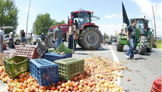 Καταστροφή των φρούτων και αποζημίωση ζητούν οι παραγωγοί μετά το εμπάργκο