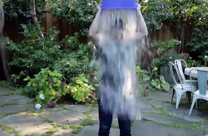 O ιδρυτής του Facebook, ένας κουβάς παγωμένο νερό και ο Μπιλ Γκέιτς (βίντεο)