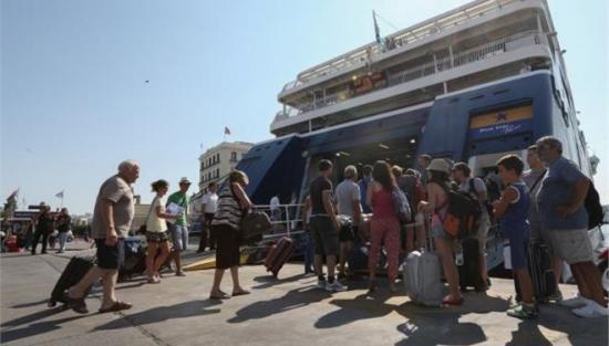 Γεμάτα αναχωρούν τα πλοία από τα λιμάνια της Αττικής για τον Δεκαπενταύγουστο