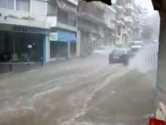 Δρόμος ποτάμι στη Θεσσαλονίκη από την ξαφνική καταιγίδα (βίντεο)