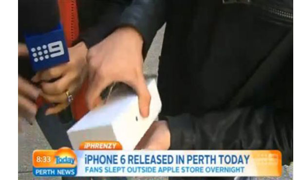 Προσωποποίηση της γκαντεμίας ένας Αυστραλός που περίμενε ώρες για το νέο iPhone (βίντεο)