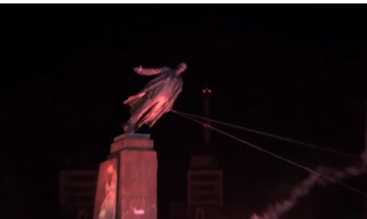Goodbye Lenin: Oυκρανοί γκρέμισαν το μεγάλο άγαλμα του Λένιν στο Χάρκοβο