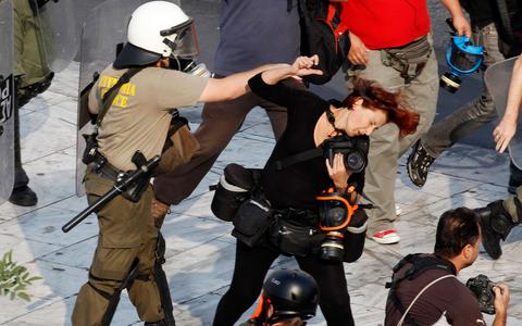 Καταδικάστηκε ο άνδρας των ΜΑΤ που χτύπησε γυναίκα φωτορεπόρτερ
