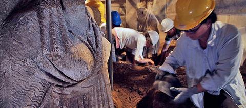 Μενδώνη: Οι κατασκευαστές του τάφου είχαν λάβει μέτρα για τους τυμβωρύχους