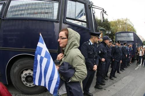 Υπό δρακόντεια μέτρα ασφαλείας ξεκίνησε η μεγάλη στρατιωτική παρέλαση στη Θεσσαλονίκη