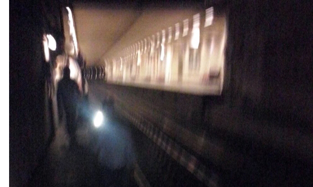 Σκοτάδι στο Μετρό-Οι επιβάτες κινούνται στις ράγες με φακό!