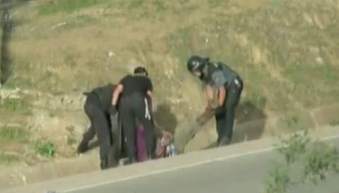 Σάλος στην Ισπανία: Βίντεο άγριου ξυλοδαρμού μετανάστη από αστυνομικούς
