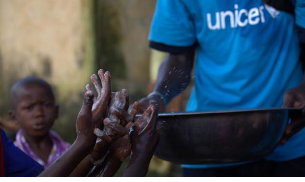 UNICEF: Το πλύσιμο των χεριών σημαντικό εργαλείο στη μάχη κατά του Έμπολα