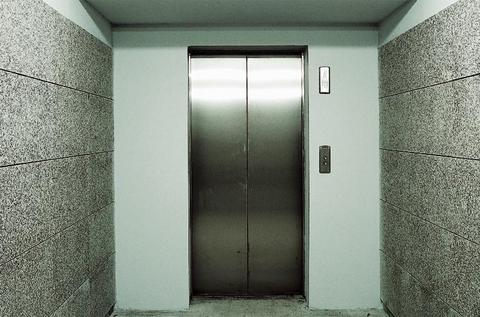Φρικτός θάνατος 24χρονης σε ασανσέρ καταστήματος