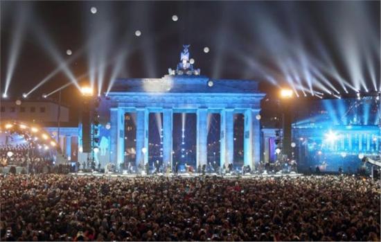 Χιλιάδες μπαλόνια στον αέρα «γκρέμισαν» ξανά το Τείχος του Βερολίνου