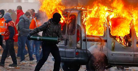 Χάος και τραυματίες σε διαδήλωση κατά της λιτότητας στις Βρυξέλλες