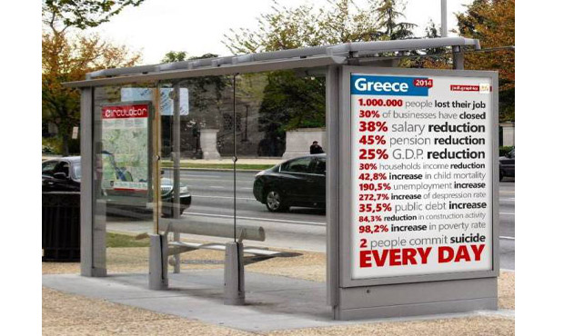 Φωτογραφία σε στάση του Λονδίνου κάνει το γύρο του κόσμου και αποκαλύπτει τις συνέπειες της ελληνικής κρίσης