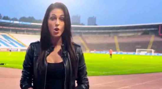 Δημοσιογράφος απολύθηκε επειδή τα κάλλη της αναστατώνουν τους ποδοσφαιριστές
