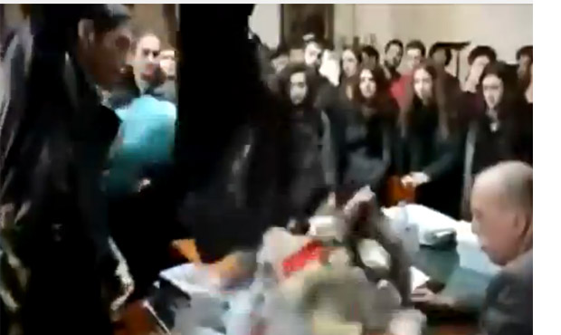 Σκουπίδια στο γραφείο του αντιπρύτανη του ΕΚΠΑ άδειασαν φοιτητές